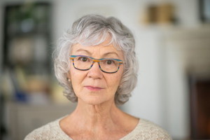 kobieta 60+ zamyślona i smutna