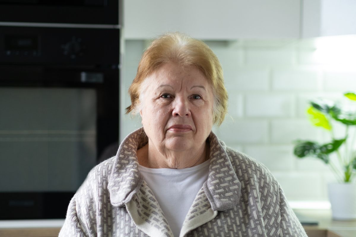 zmartwiona kobieta 70+