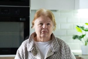 zmartwiona kobieta 70+