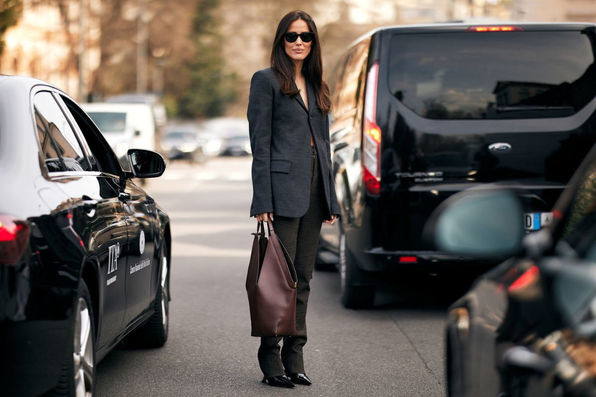 Kobieta w eleganckiej marynarce