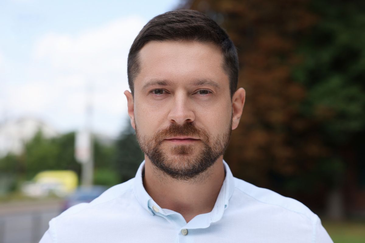 mężczyzna w koszuli