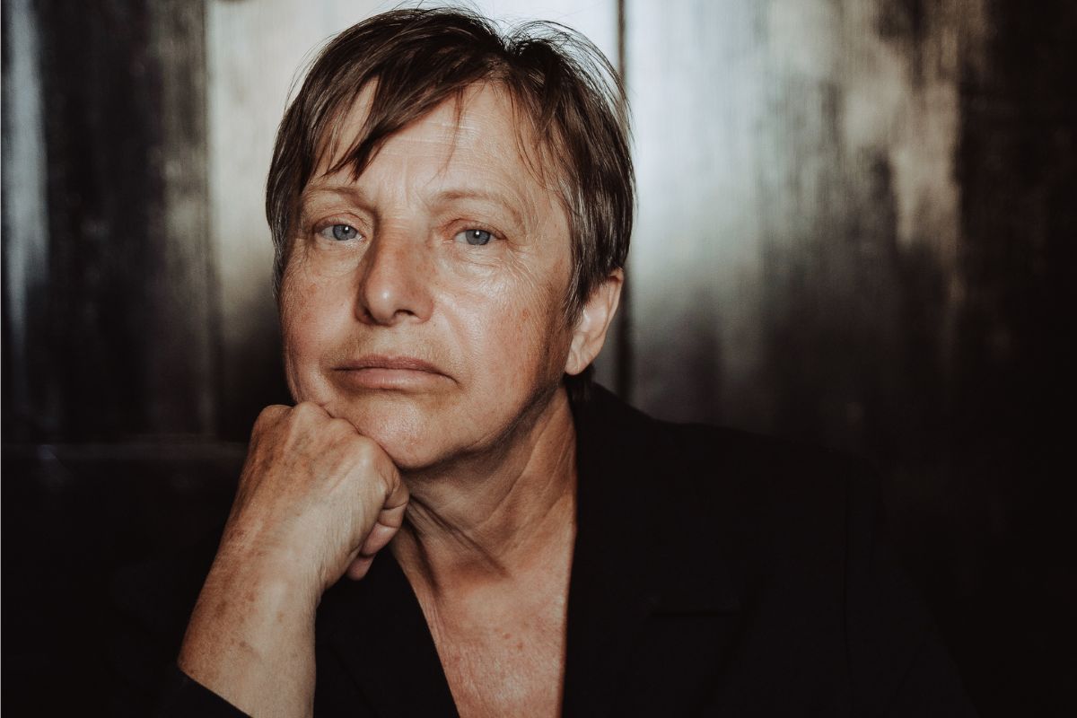 Zmartwiona starsza kobieta