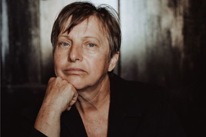 Zmartwiona starsza kobieta