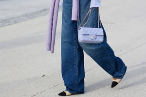 Kobieta w jeansach