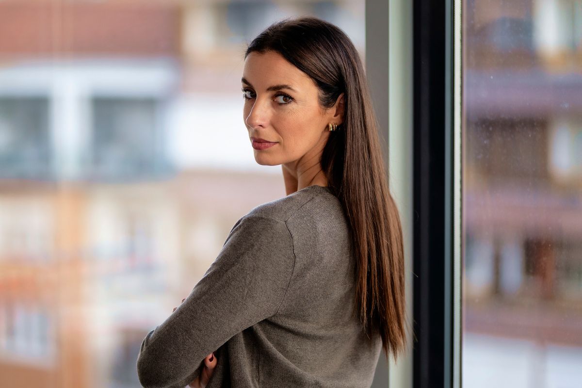 kobieta patrzy prosto w obiektyw aparatu