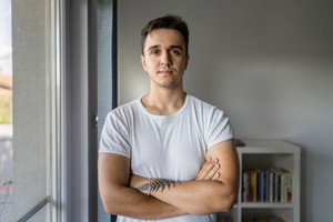 mężczyzna w mieszkaniu