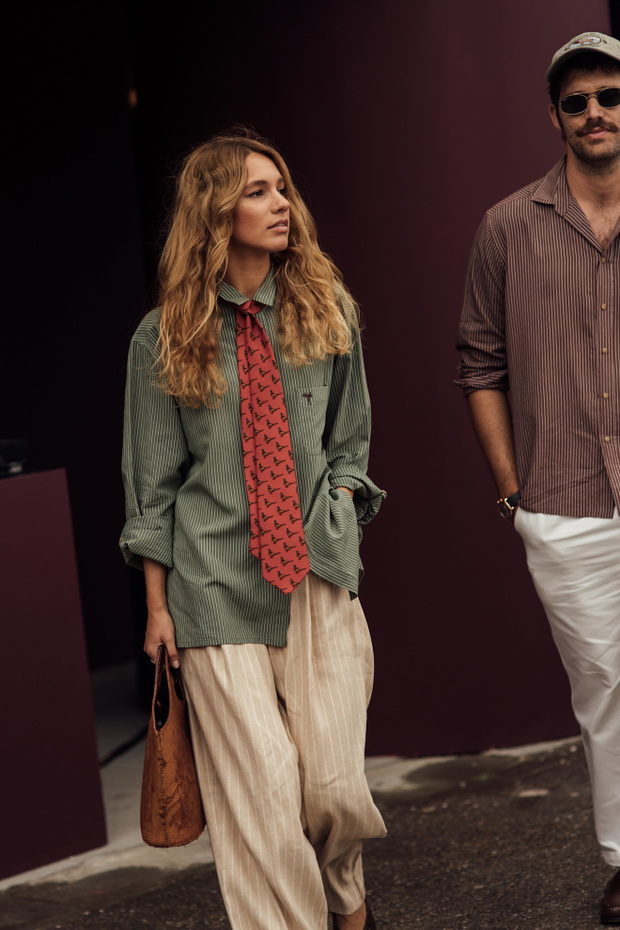 oversize'owa stylizacja i krawat