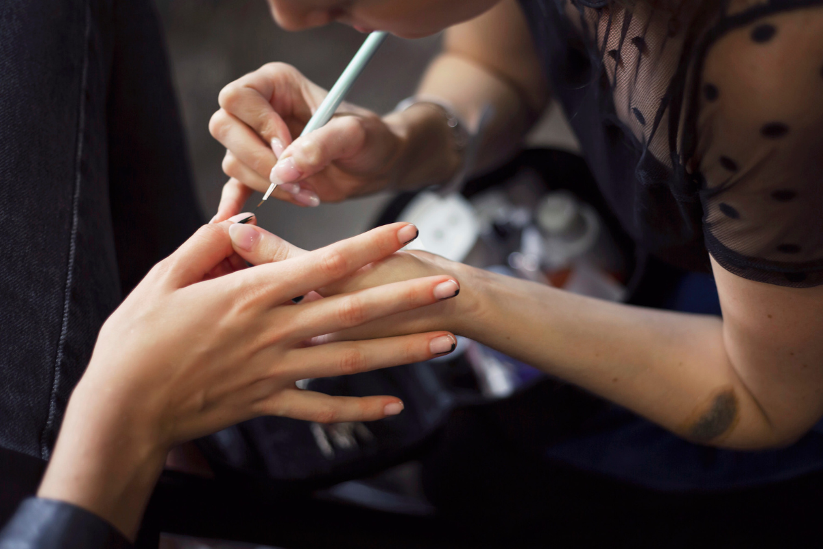 Ribbons manicure to modne paznokcie na jesień 2025