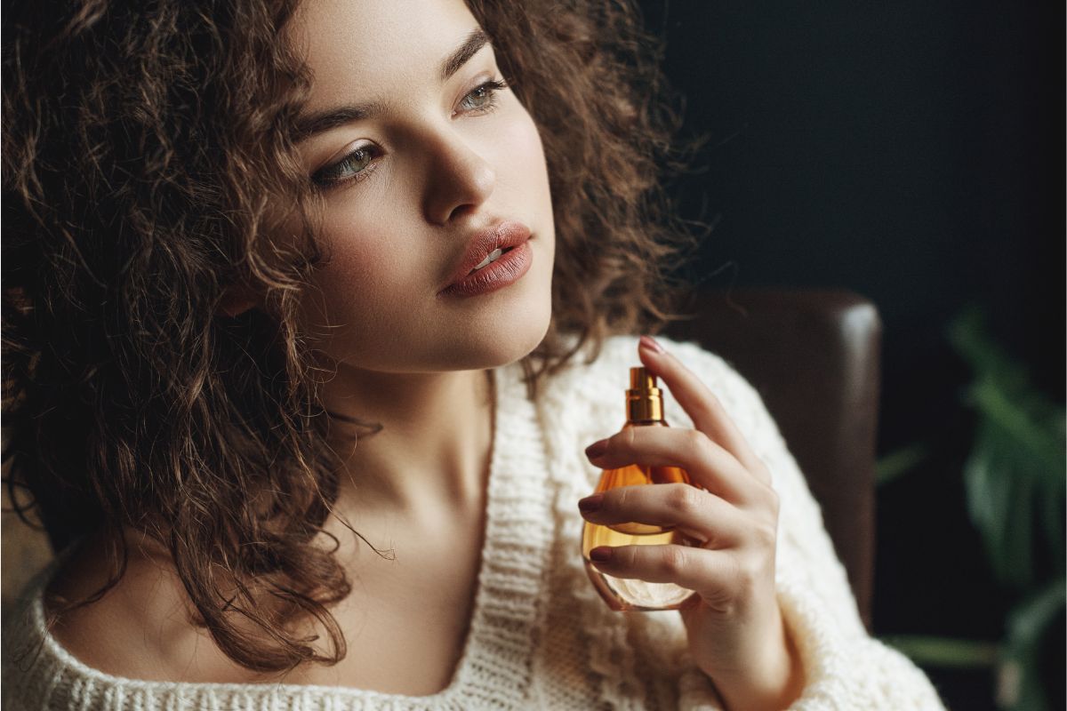 Kobieta z perfumami