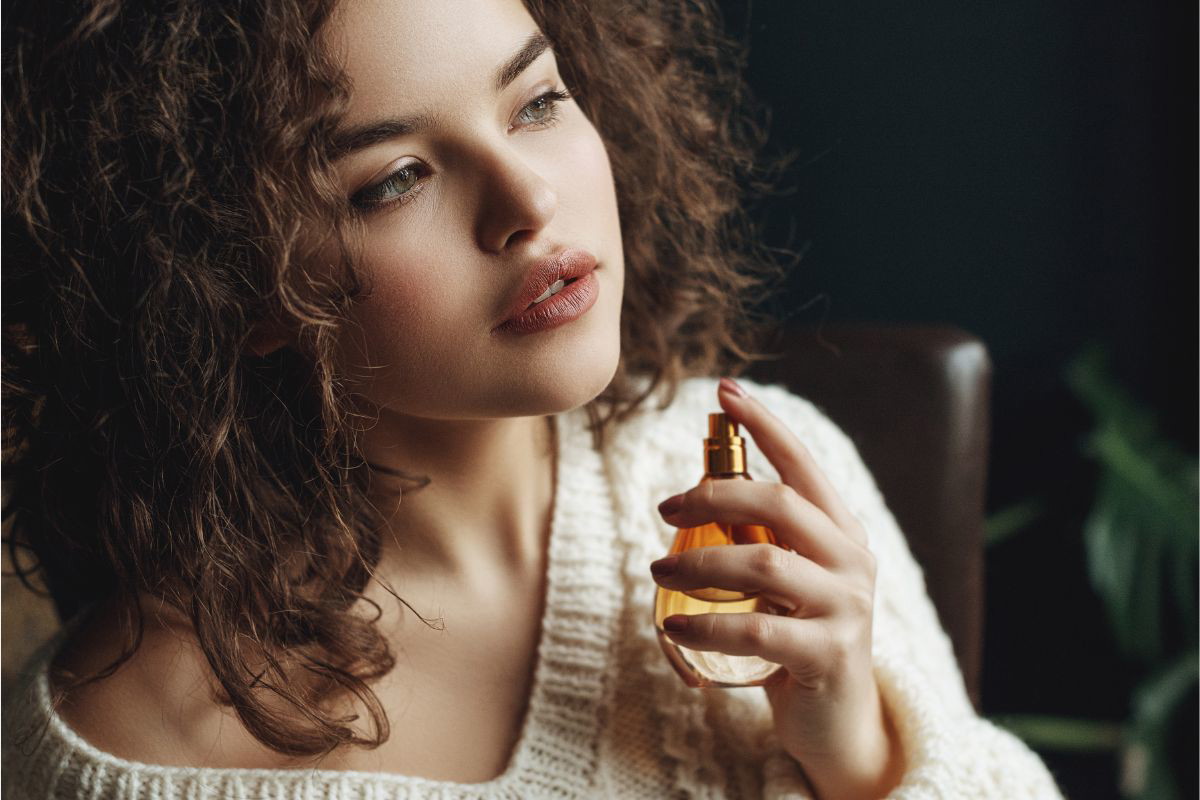 Kobieta z perfumami
