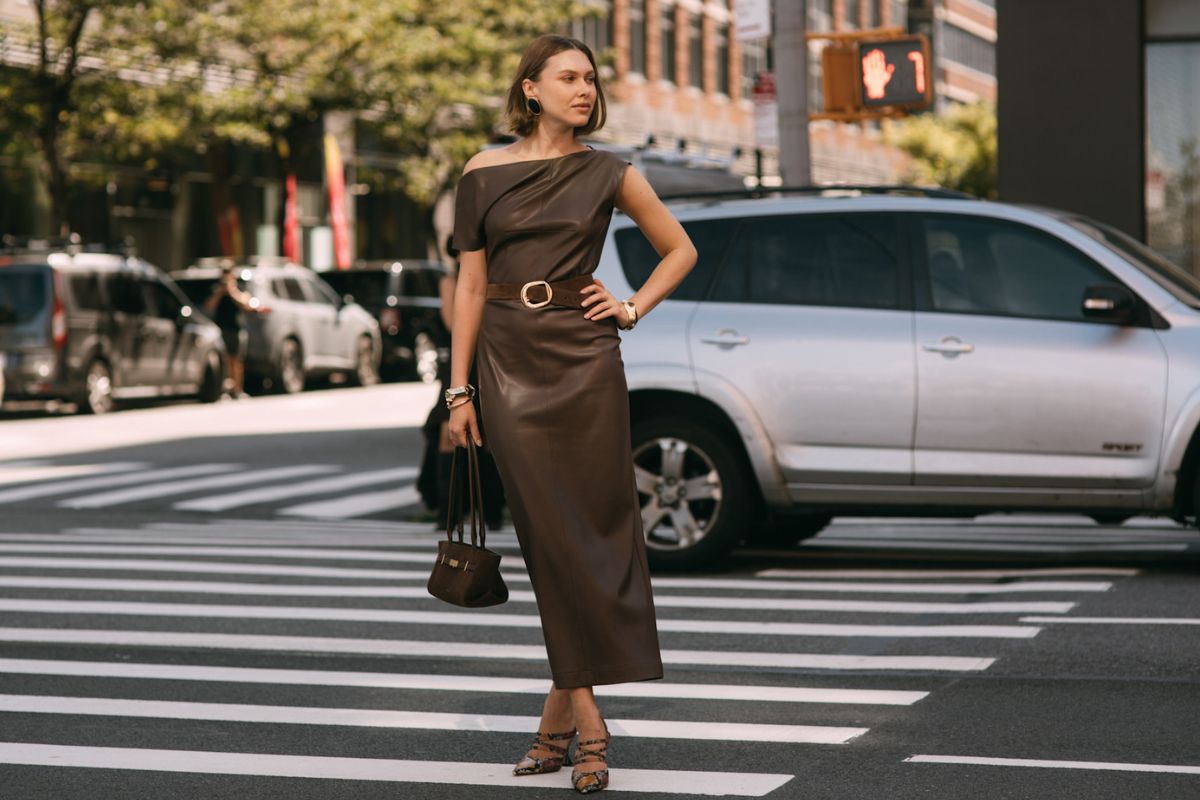 Kobieta w czekoladowej sukience