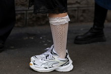 Kobieta w sneakersach