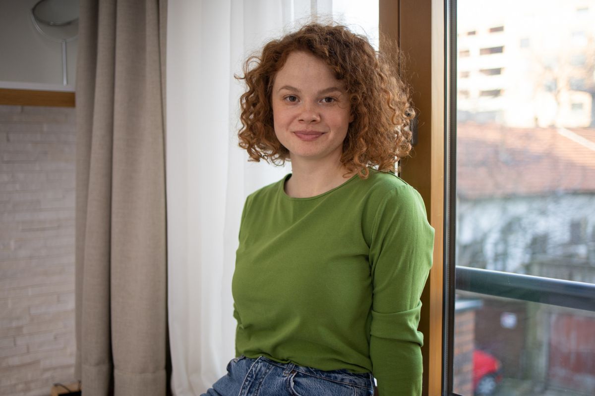 dziewczyna w kręconych włosach