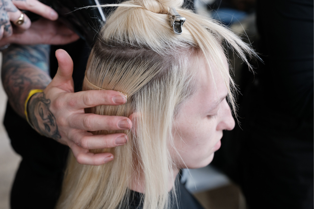 Szampon Syoss Blonde&Silver Purple z Hebe neutralizuje żółty odcień