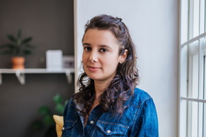 kobieta przy oknie
