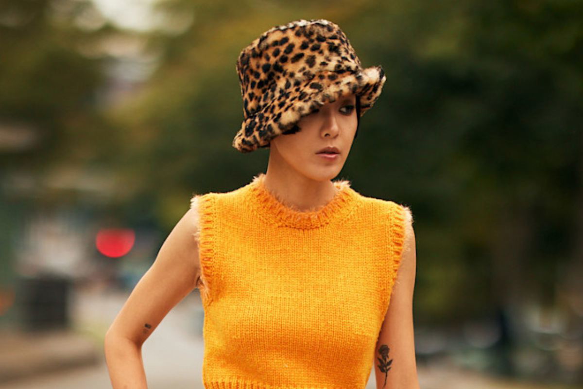Dziewczyna w bucket hat