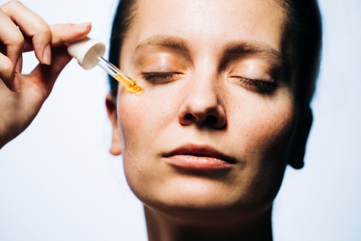 Kobieta używająca serum