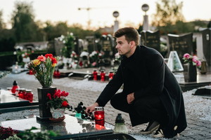 mężczyzna na cmentarzu