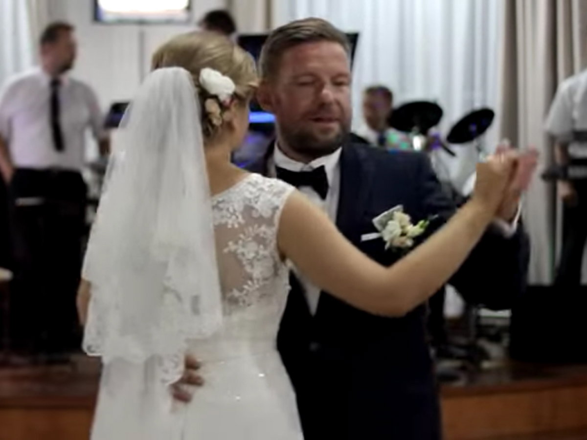 kobieta ćwiczy z ciężarkiem