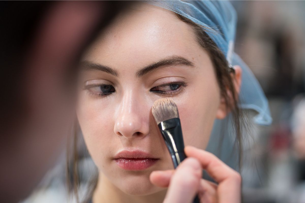 Modelka podczas robienia makijażu