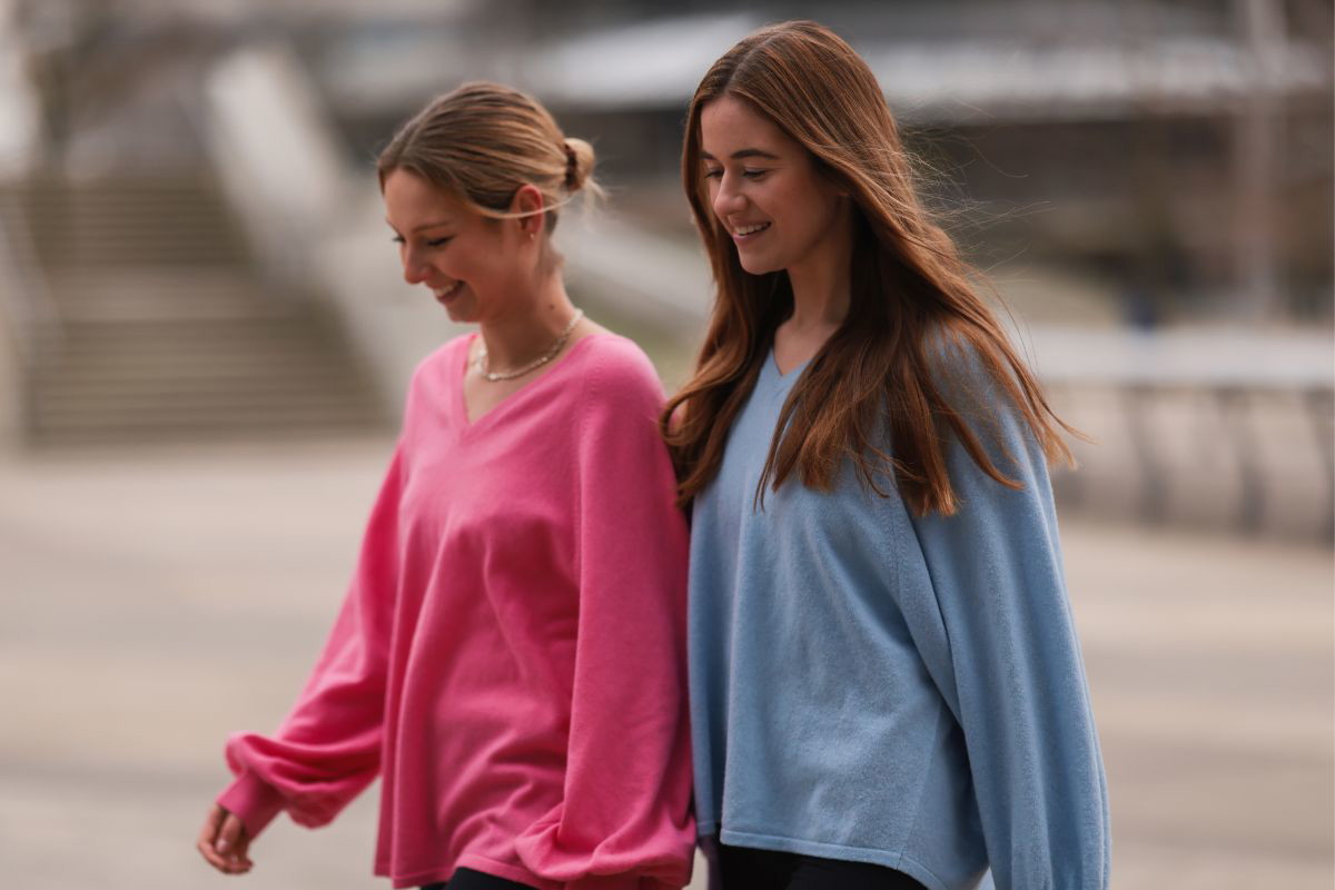 Sweter z dekoltem w serek