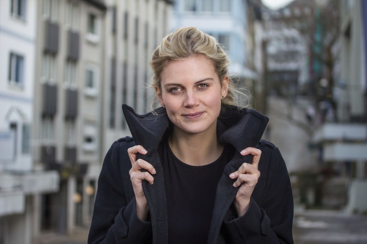 kobieta 30+ patrzy prosto w obiektyw aparatu