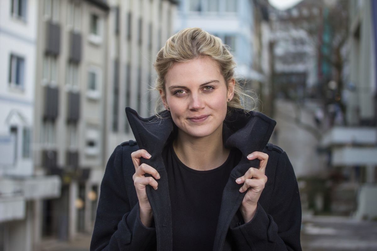kobieta 30+ patrzy prosto w obiektyw aparatu