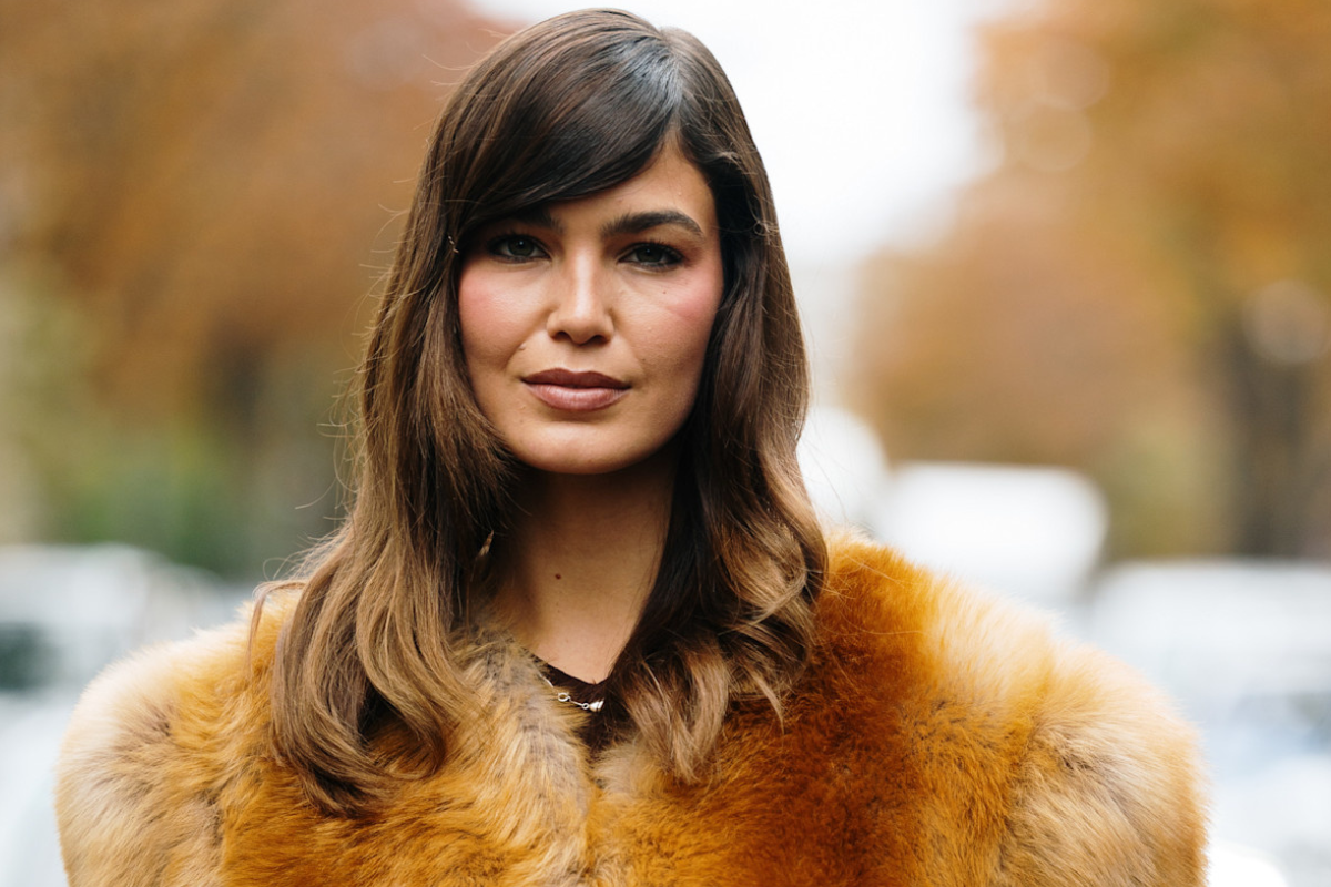 Bronde z karmelowymi refleksami odmładzający kolor włosów po 50.