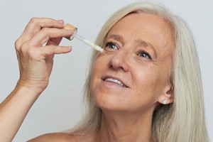 Kobieta używająca serum