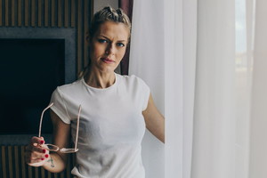 kobieta 40+ patrzy prosto w obiektyw aparatu