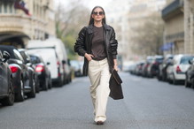 Kobieta w jasnych jeansach