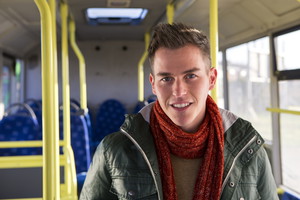 mężczyzna w autobusie