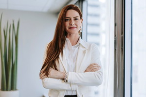kobieta patrzy prosto w obiektyw aparatu
