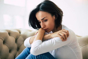 Mój mąż wylał na mnie wiadro pomyj, bo uśmiechnęłam się do sąsiada