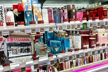 Rossmann promocja 1+1 perfumy Sabrina Carpenter z czerwonym makiem
