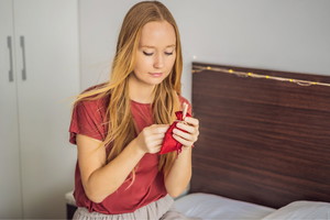 Kobieta robi kalendarz adwentowy