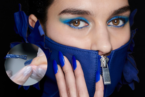 Blue universe manicure na andrzejki efekt rozgwieżdżonego nieba