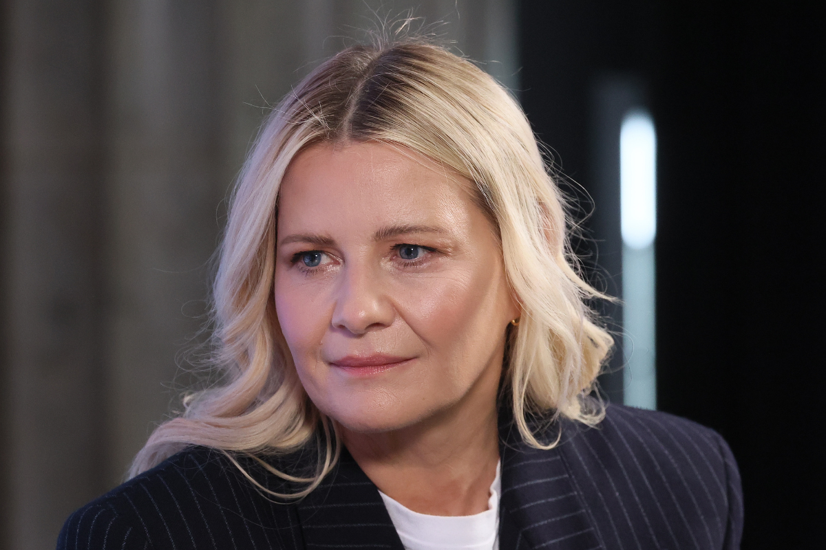 Małgorzata Kożuchowska w stylizacji dla 50+ z jeansami i marynarką