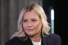 Małgorzata Kożuchowska w stylizacji dla 50+ z jeansami i marynarką