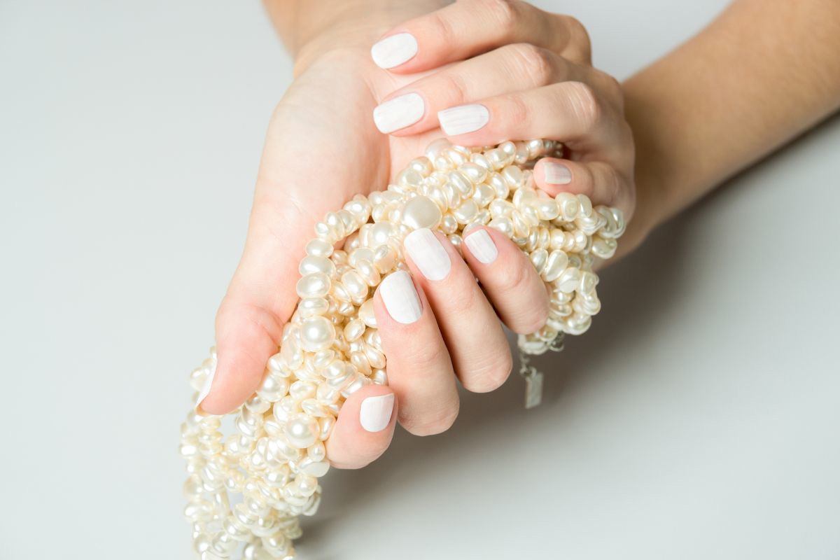 Snowy pearl nails