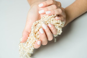 Snowy pearl nails