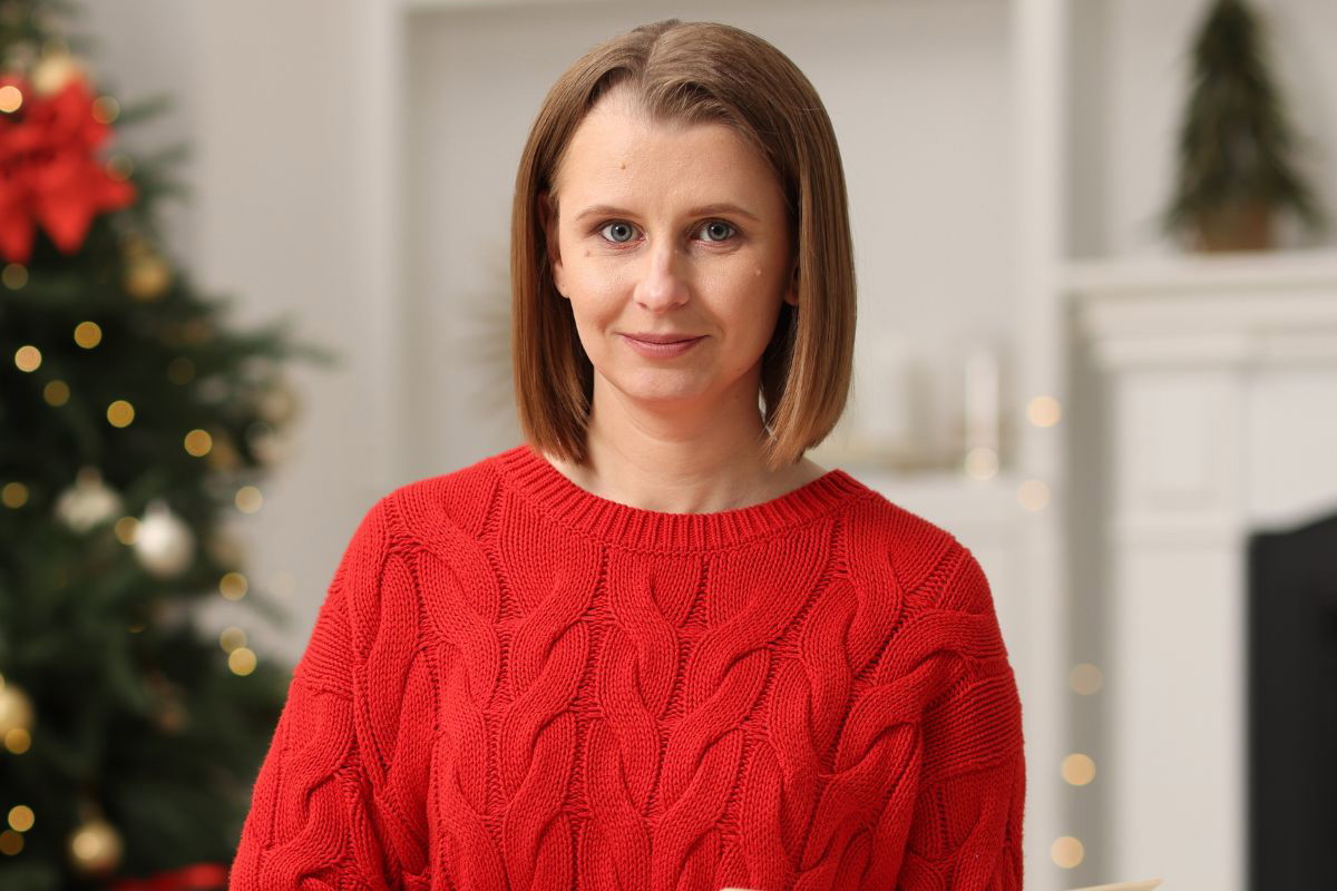Uśmiechnięta kobieta w święta
