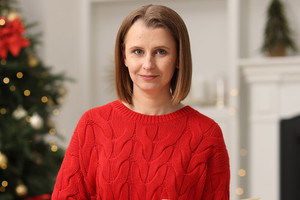 Uśmiechnięta kobieta w święta