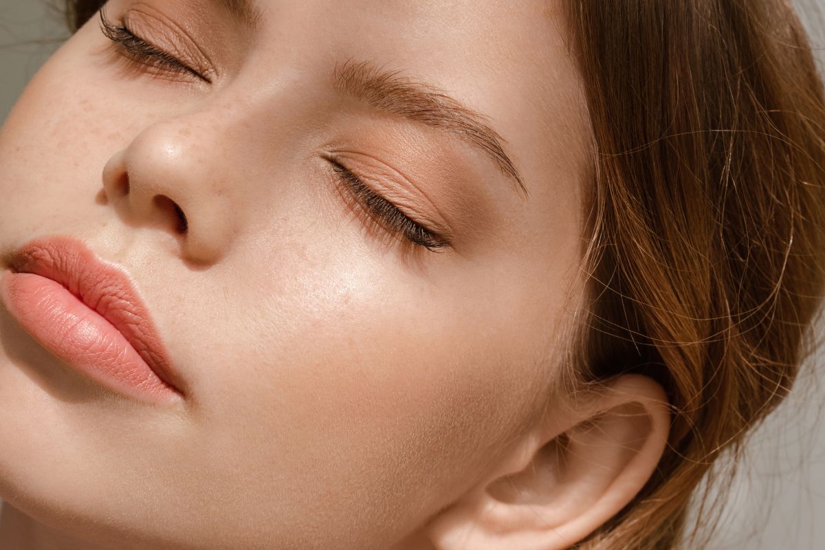 Rozświetlająca baza pod makijaż Eveline Cosmetics