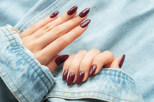 Bordowe paznokcie – 3 świąteczne stylizacje burgund nails na grudzień