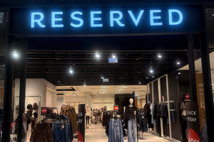 Wełniany sweter Reserved Candy Mist — hit świątecznej stylizacji 2025