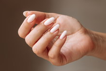 Świąteczno-noworoczny manicure w kolorze roku Pantone TOP 3 stylizacje