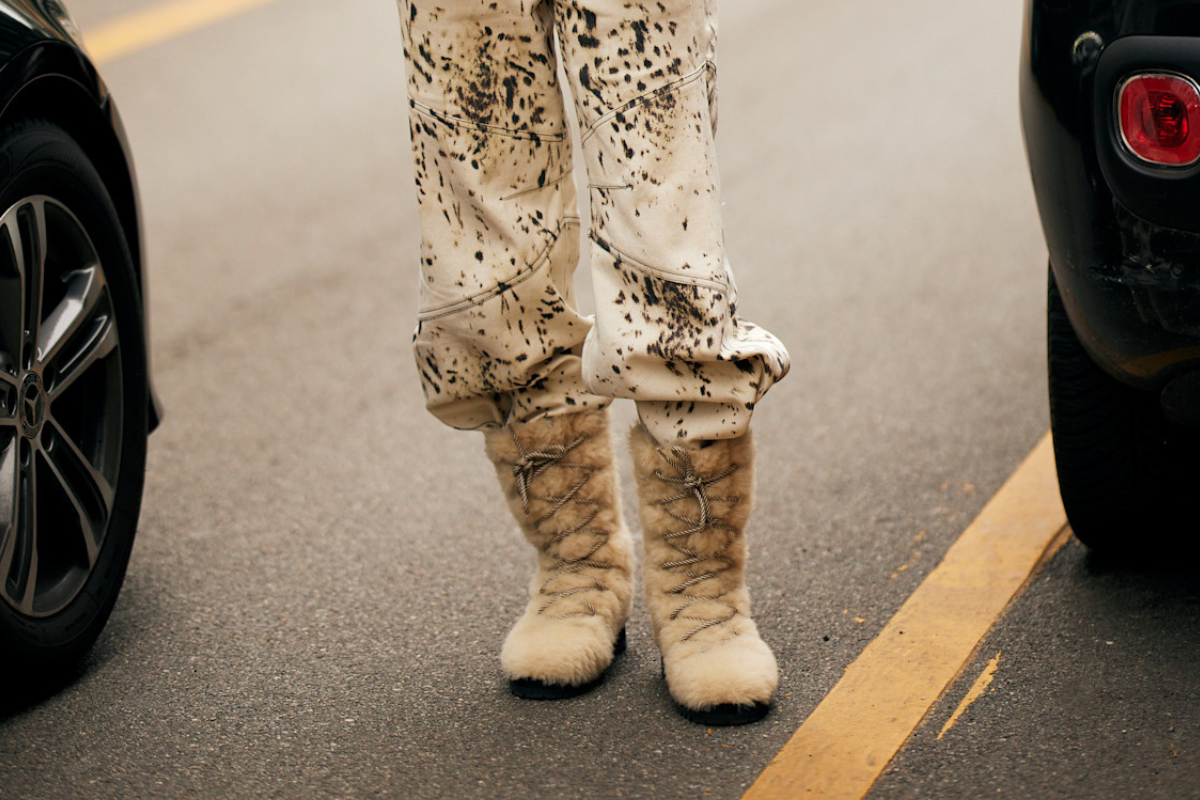 Śniegowce to must have na zimę. Skąd wzięła się moda na takie buty