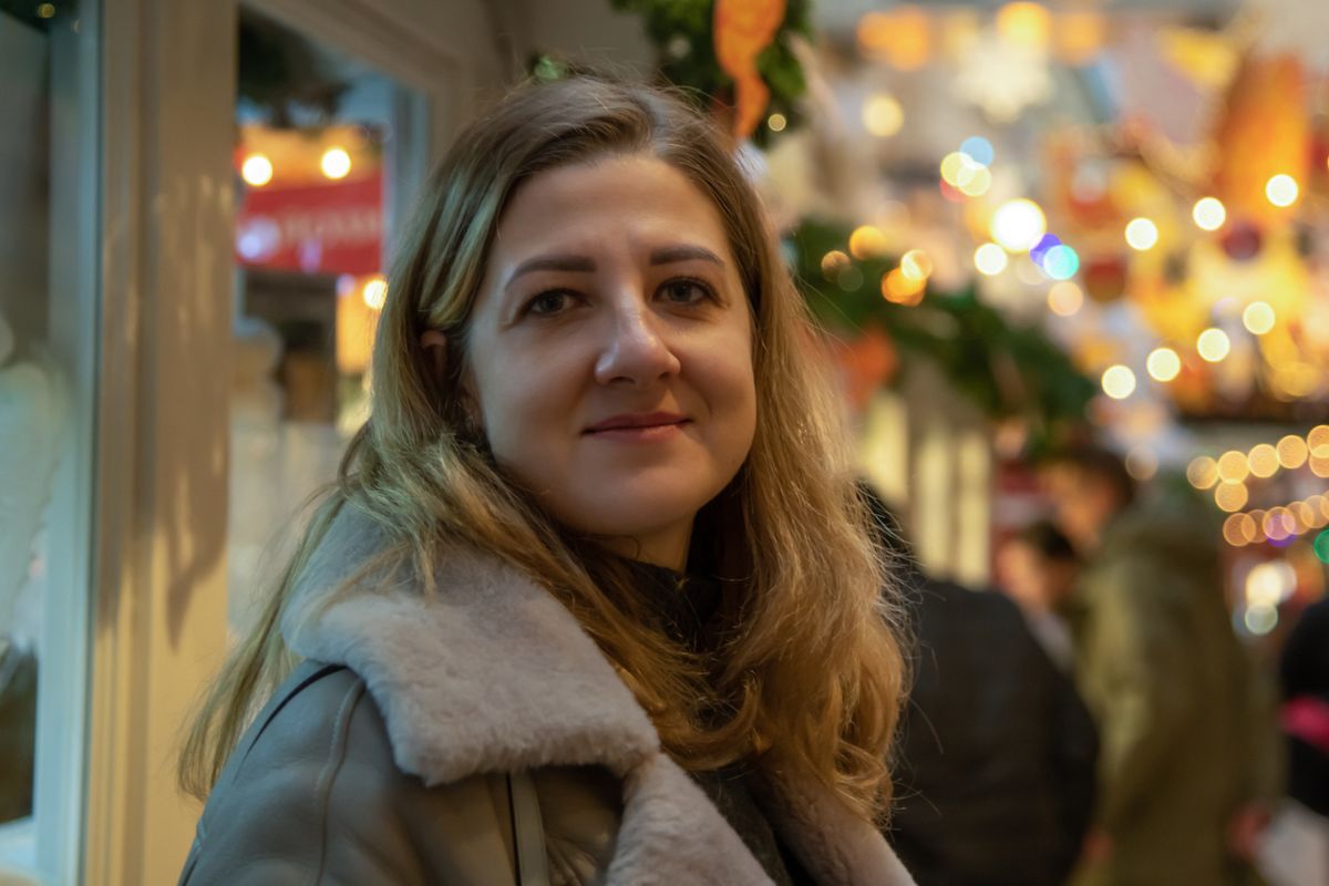 kobieta na tle świątecznych ozdób