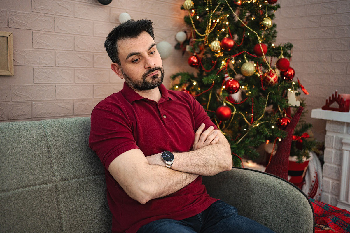 mężczyzna przy choince